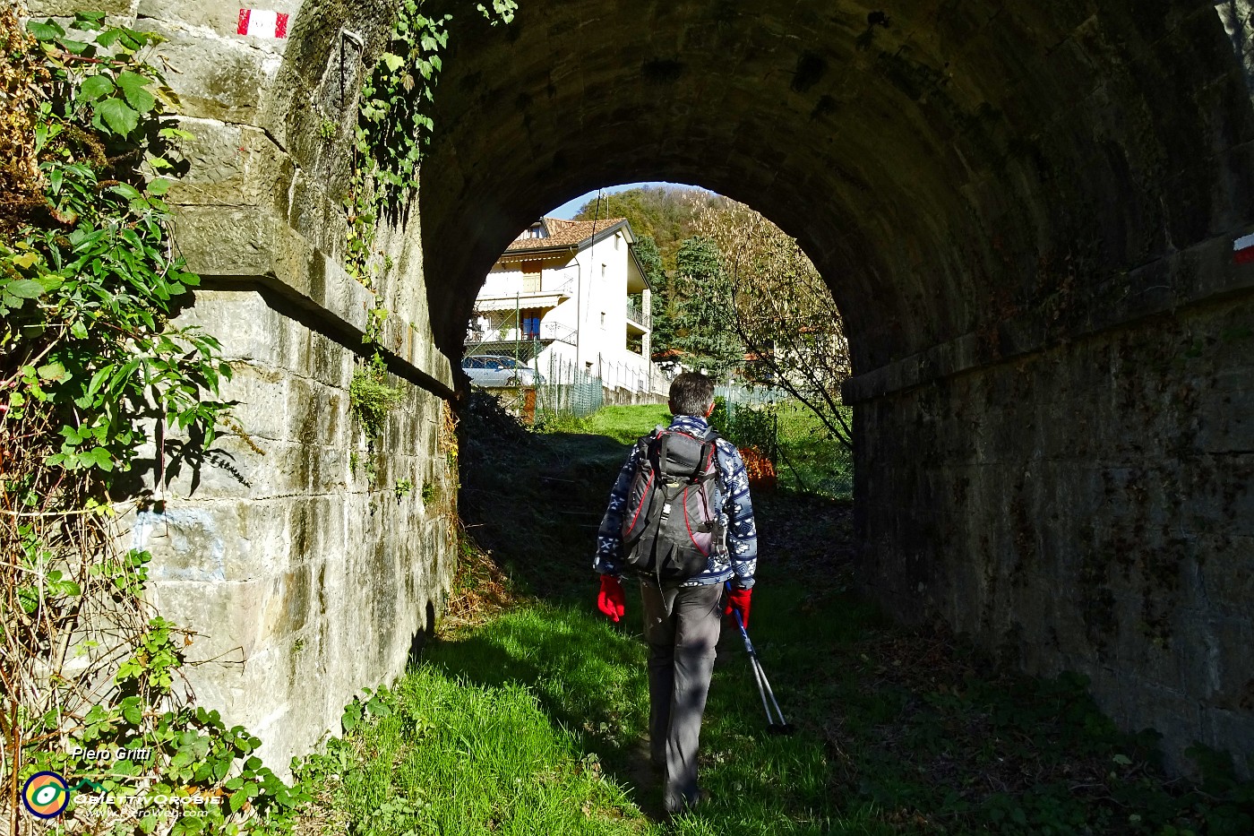 42 Sotto il ponte della Ferrovia Bergamo-Lecco.JPG -                                